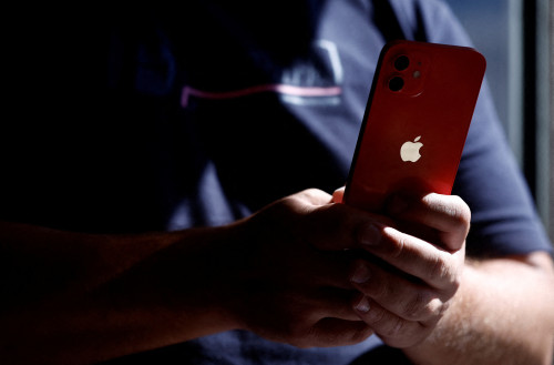Apple investors seek clarity on tariffs, AI strategy as iPhone sales decline