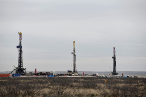 US drillers cut oil and gas rigs for 10th week in a row, Baker Hughes says